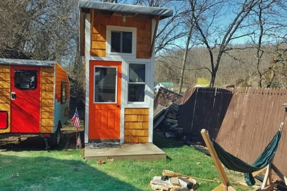 Aos 13 anos, Luke Thill juntou cerca de R$ 8 mil e construiu uma minicasa de 8 m² com 75% de materiais reaproveitados, TV, micro-ondas e cama no mezanino.