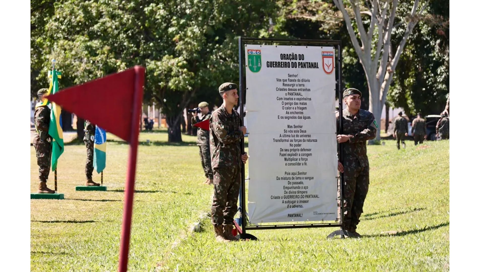 Aos 18 anos, Thaysa Gonçalves integra a primeira turma do Serviço Militar Feminino em Campo Grande e faz o Juramento à Bandeira ao lado de mais de 400 soldados.