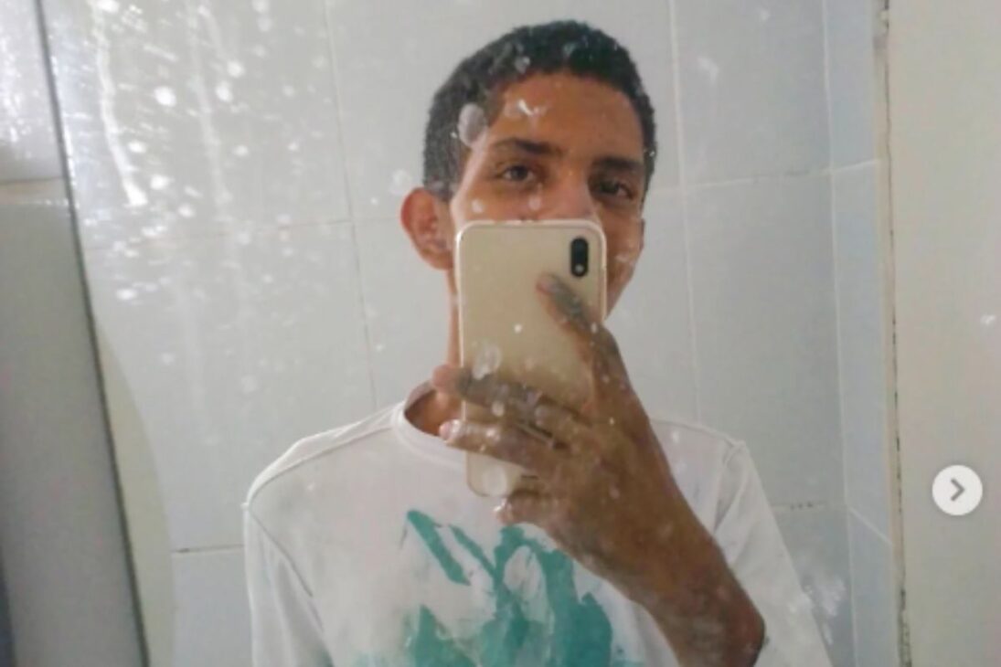 Ex-servente de pedreiro, George Paulino estudou para concurso no ônibus e no almoço, entrou no Banco do Brasil e comprou casa para os pais.