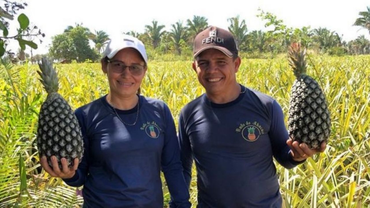 Emylla de Sousa levou um abacaxi à colação de grau em Enfermagem para homenagear os pais agricultores que ajudaram a pagar seus estudos.