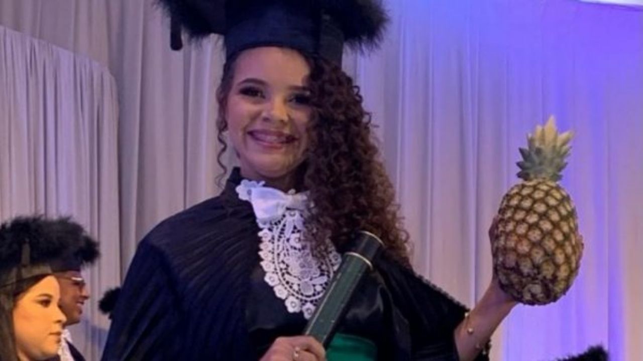 Emylla de Sousa levou um abacaxi à colação de grau em Enfermagem para homenagear os pais agricultores que ajudaram a pagar seus estudos.