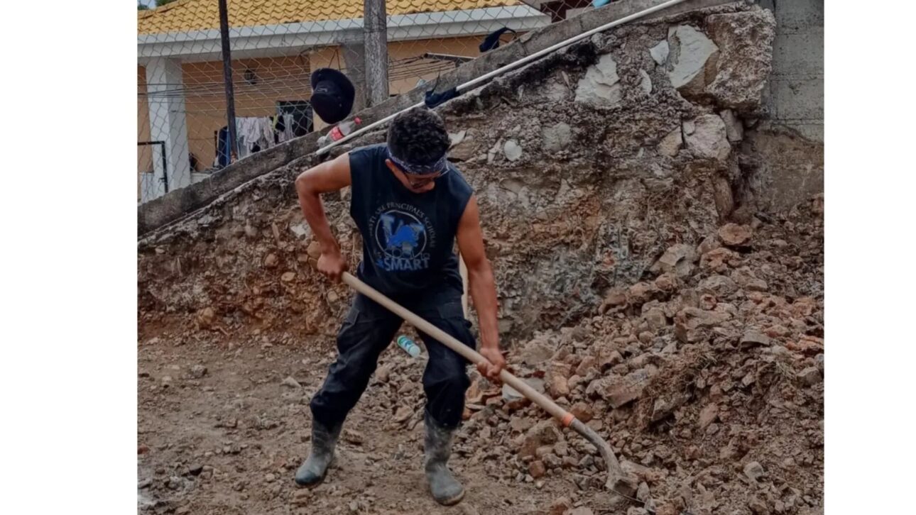 Com botas de borracha, uma picareta e uma pá, Osman abriu caminho para continuar seus estudos.