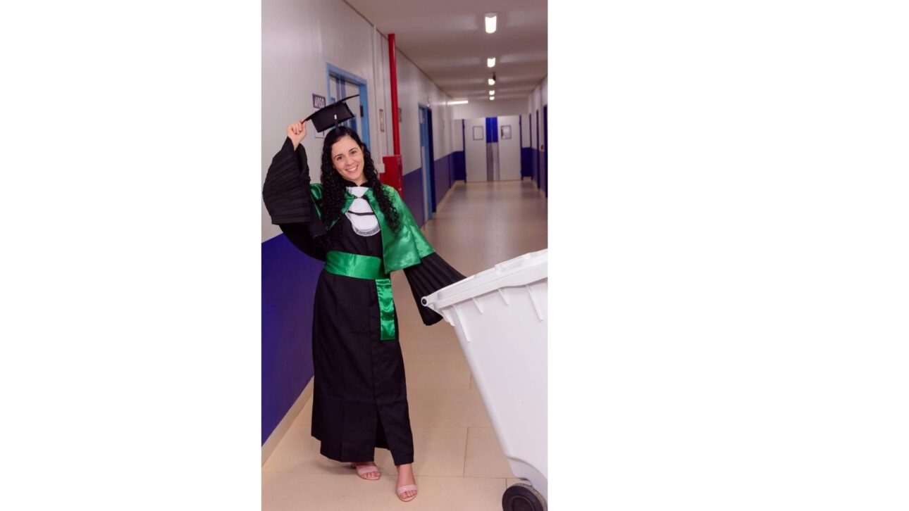 Zeladora de hospital em Rondônia fez o ensaio de formatura em Educação Física com rodo e carrinho de limpeza, no local de trabalho que pagou a faculdade.