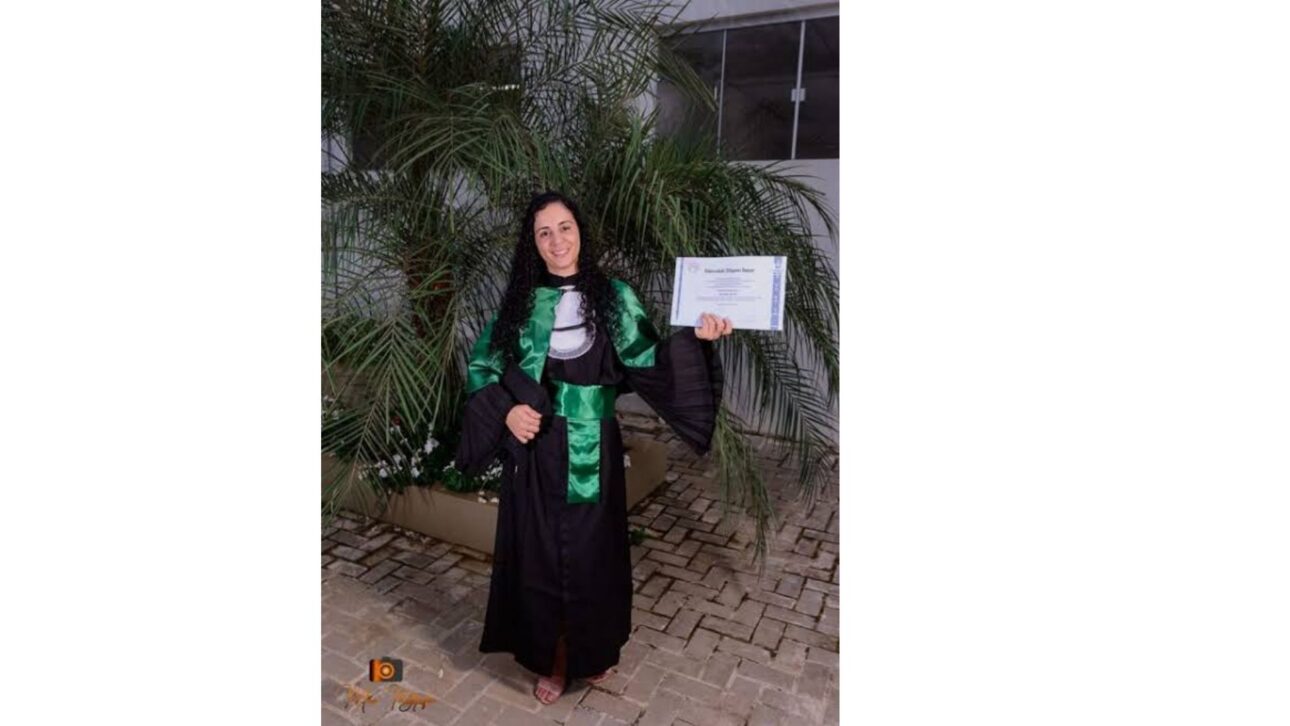 Zeladora de hospital em Rondônia fez o ensaio de formatura em Educação Física com rodo e carrinho de limpeza, no local de trabalho que pagou a faculdade.