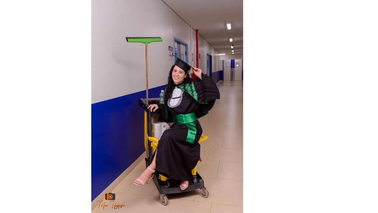 Zeladora de hospital em Rondônia fez o ensaio de formatura em Educação Física com rodo e carrinho de limpeza, no local de trabalho que pagou a faculdade.