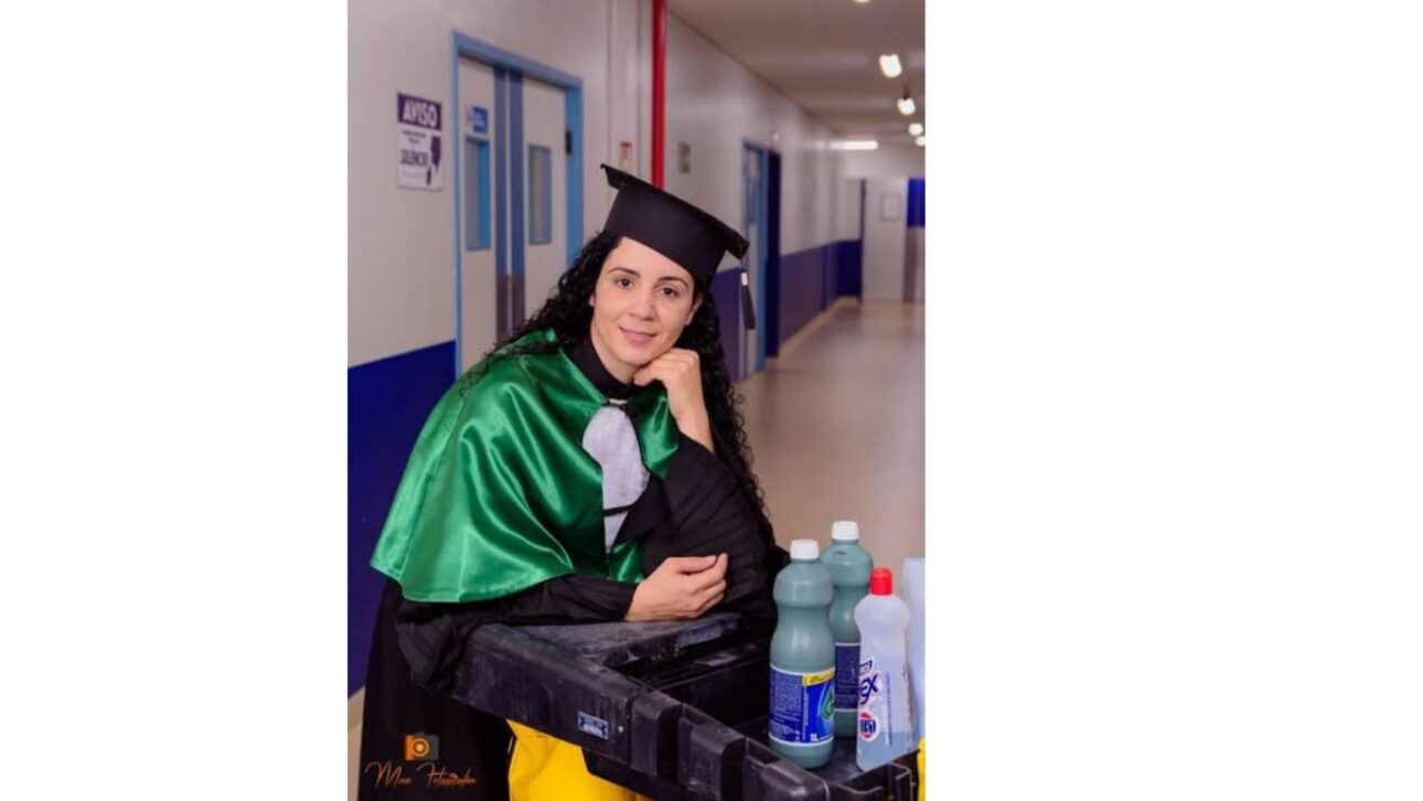 Zeladora de hospital em Rondônia fez o ensaio de formatura em Educação Física com rodo e carrinho de limpeza, no local de trabalho que pagou a faculdade.