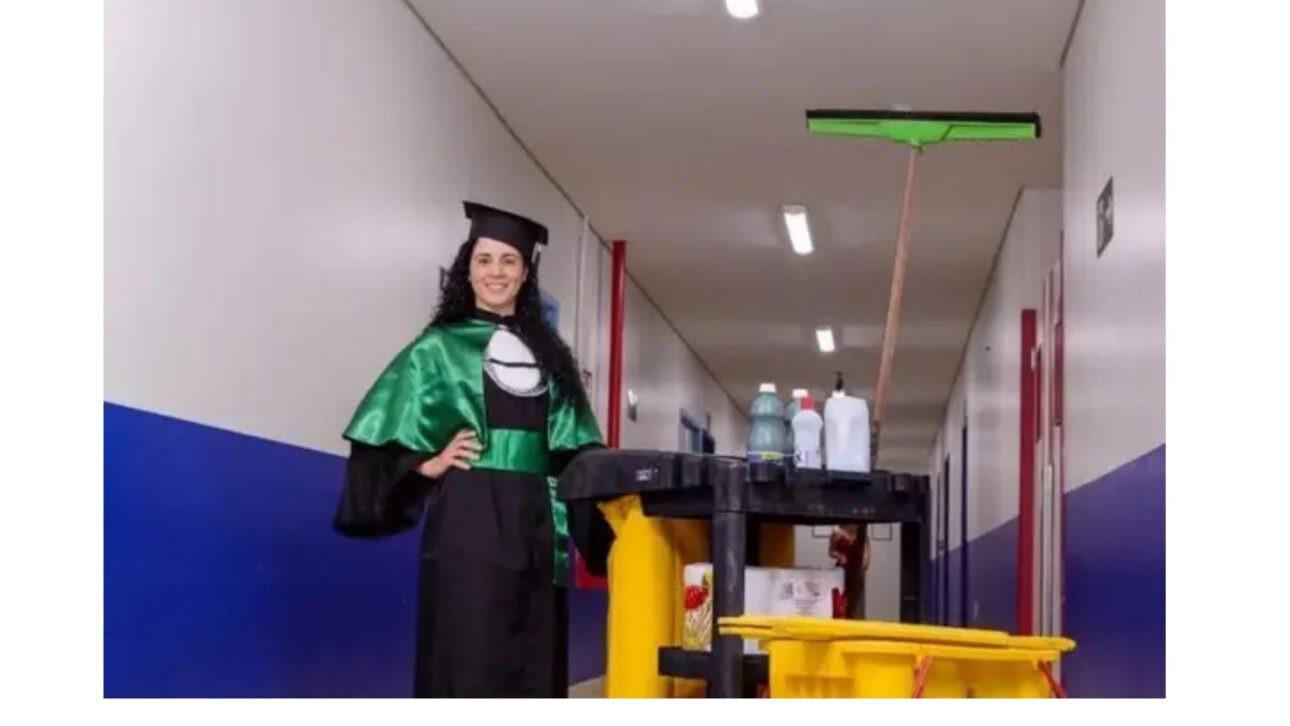 Zeladora de hospital em Rondônia fez o ensaio de formatura em Educação Física com rodo e carrinho de limpeza, no local de trabalho que pagou a faculdade.