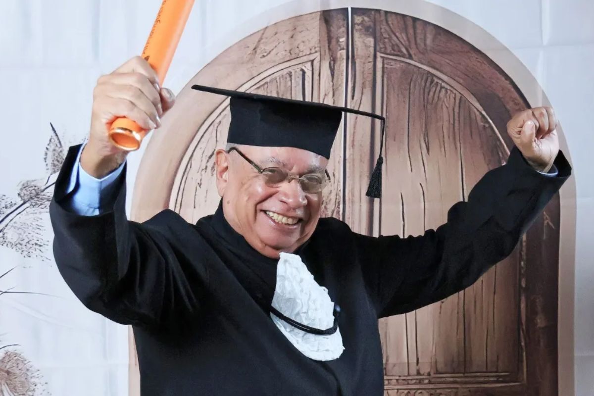Ex-auditor de 76 anos voltou à faculdade aos 70 usando o ensino remoto da pandemia, formou-se em Direito e passou no 46º Exame da OAB