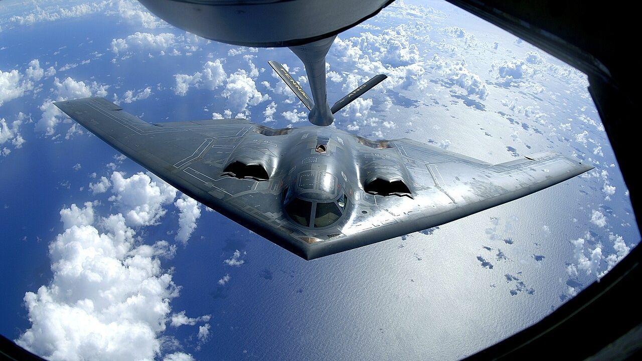 B-2 Spirit atravessou o Pacífico em uma missão de mais de 16 horas entre os Estados Unidos e a Austrália, precisou receber combustível várias vezes no ar e chegou à Base de Amberley para (2)