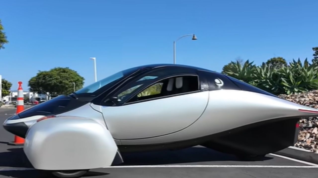 Basta estacionar sob o sol carro elétrico solar gera energia sozinho e ganha até 68 km de autonomia sem tomada, combustível ou recarga paga, segundo teste independente na Califórnia; (1)