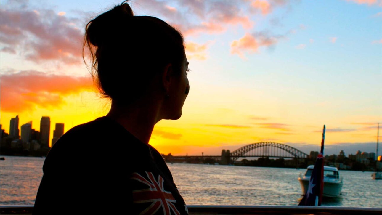 Brasileira que foi estudar inglês na Austrália consegue emprego como comissária de iate e passa a viajar pelo Pacífico