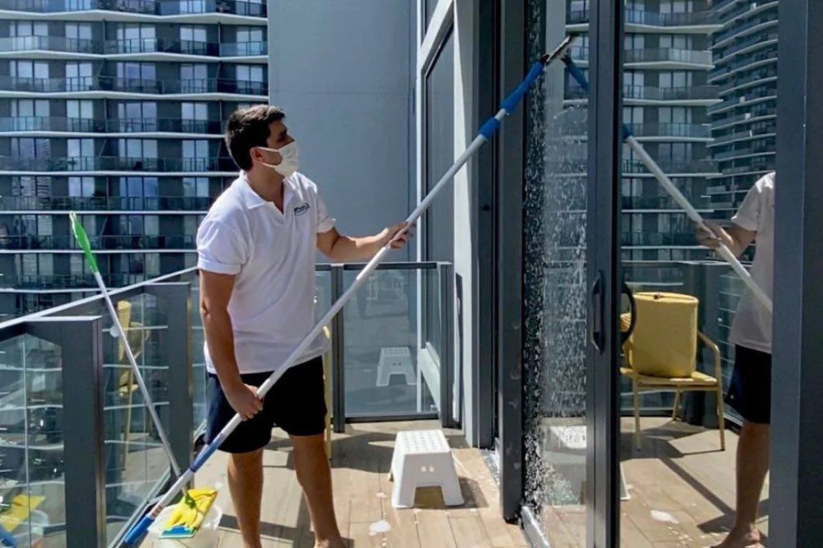 Lucas Galhano deixou São Paulo, trabalhou como faxineiro nos EUA e transformou a atividade na Deluxe Cleaning Services, além de ganhar espaço nas redes sociais.