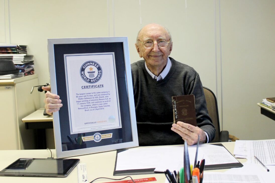 Brasileiro no Guinness por 84 anos na mesma empresa, Walter Orthmann começou aos 15 em 1938, dirigia ao escritório aos 100 e morreu aos 102