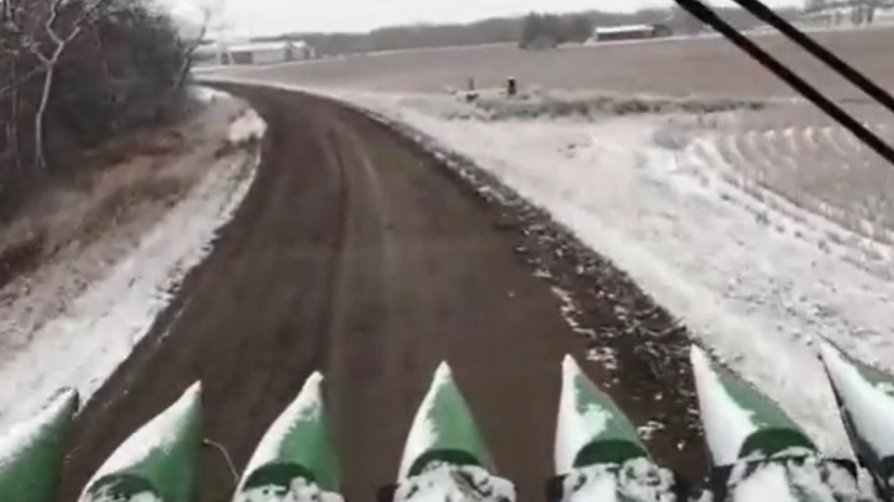 Colheitadeira enfrenta neve em Minnesota durante colheita de soja nos Estados Unidos e mostra por que frio extremo manteve a operação.