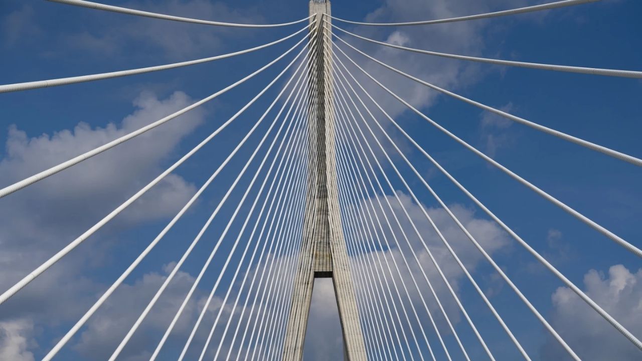 A ponte estaiada Ponte Internacional Gordie Howe reúne engenharia e infraestrutura sobre o rio Detroit e cria nova ligação entre Canadá e EUA.