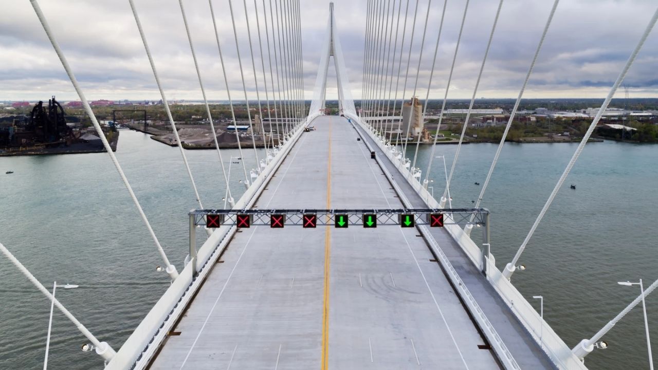 A ponte estaiada Ponte Internacional Gordie Howe reúne engenharia e infraestrutura sobre o rio Detroit e cria nova ligação entre Canadá e EUA.