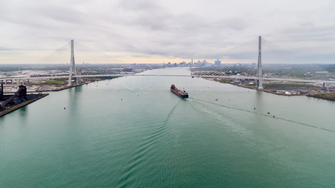 A ponte estaiada Ponte Internacional Gordie Howe reúne engenharia e infraestrutura sobre o rio Detroit e cria nova ligação entre Canadá e EUA.