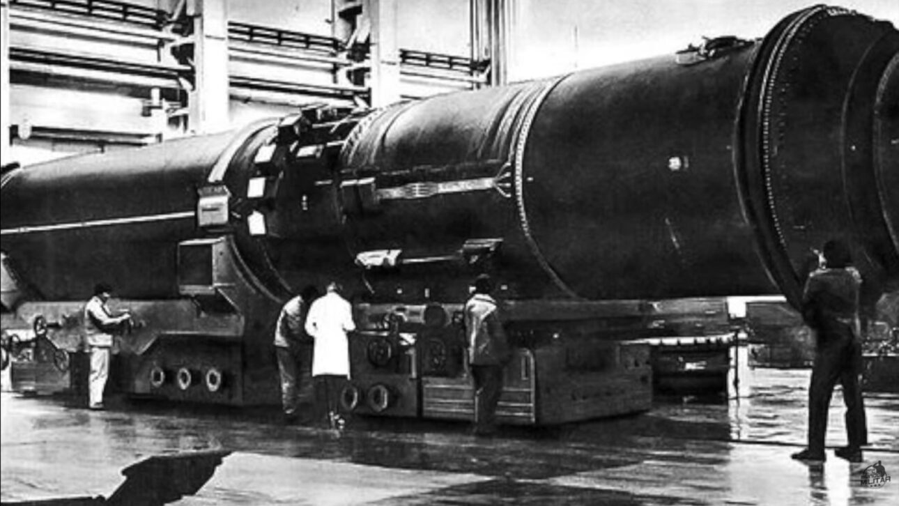 A União Soviética construiu um submarino tão gigante que pesava 48 mil toneladas, media 175 metros e levava 20 mísseis nucleares sob o gelo do Ártico