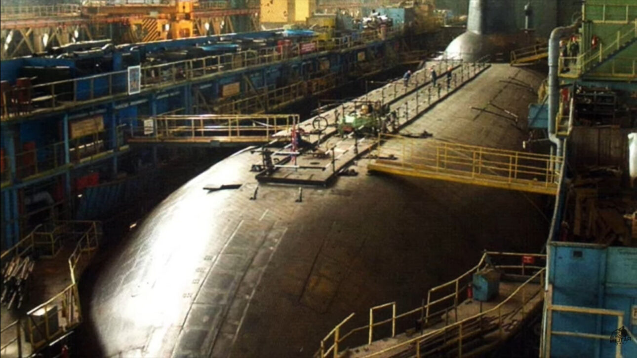 A União Soviética construiu um submarino tão gigante que pesava 48 mil toneladas, media 175 metros e levava 20 mísseis nucleares sob o gelo do Ártico