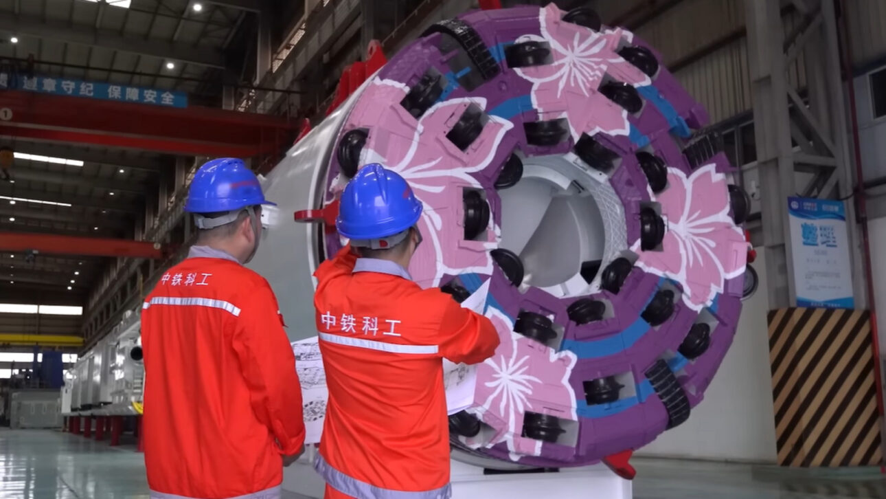 China mostra tuneladora que perfura e explode