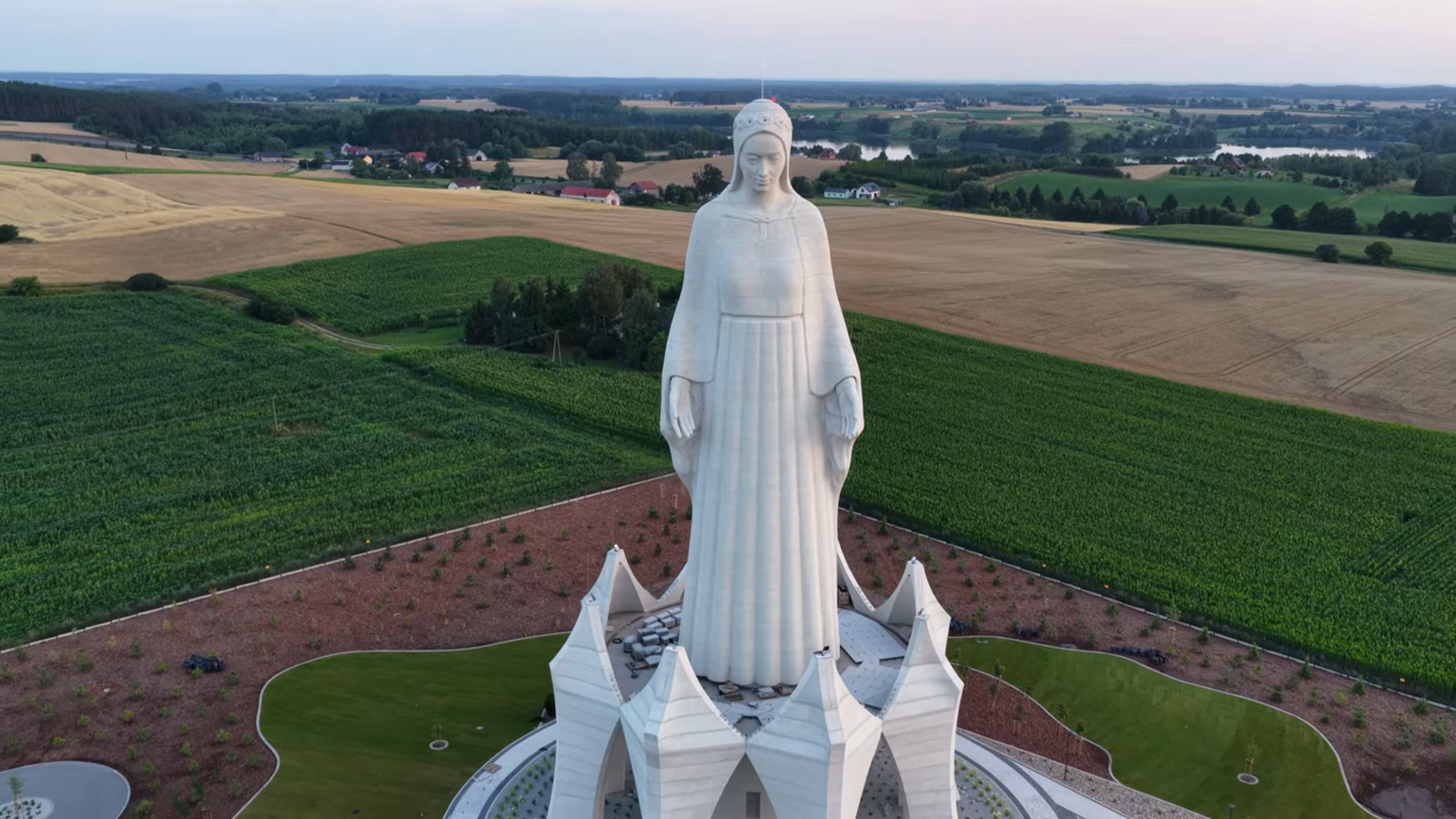 Ela desbancou o Cristo Redentor: Virgem Maria de 55 metros supera os 38 metros do monumento brasileiro, foi financiada pelo bilionário Roman Karkosik e teve rosto inspirado na família do escultor