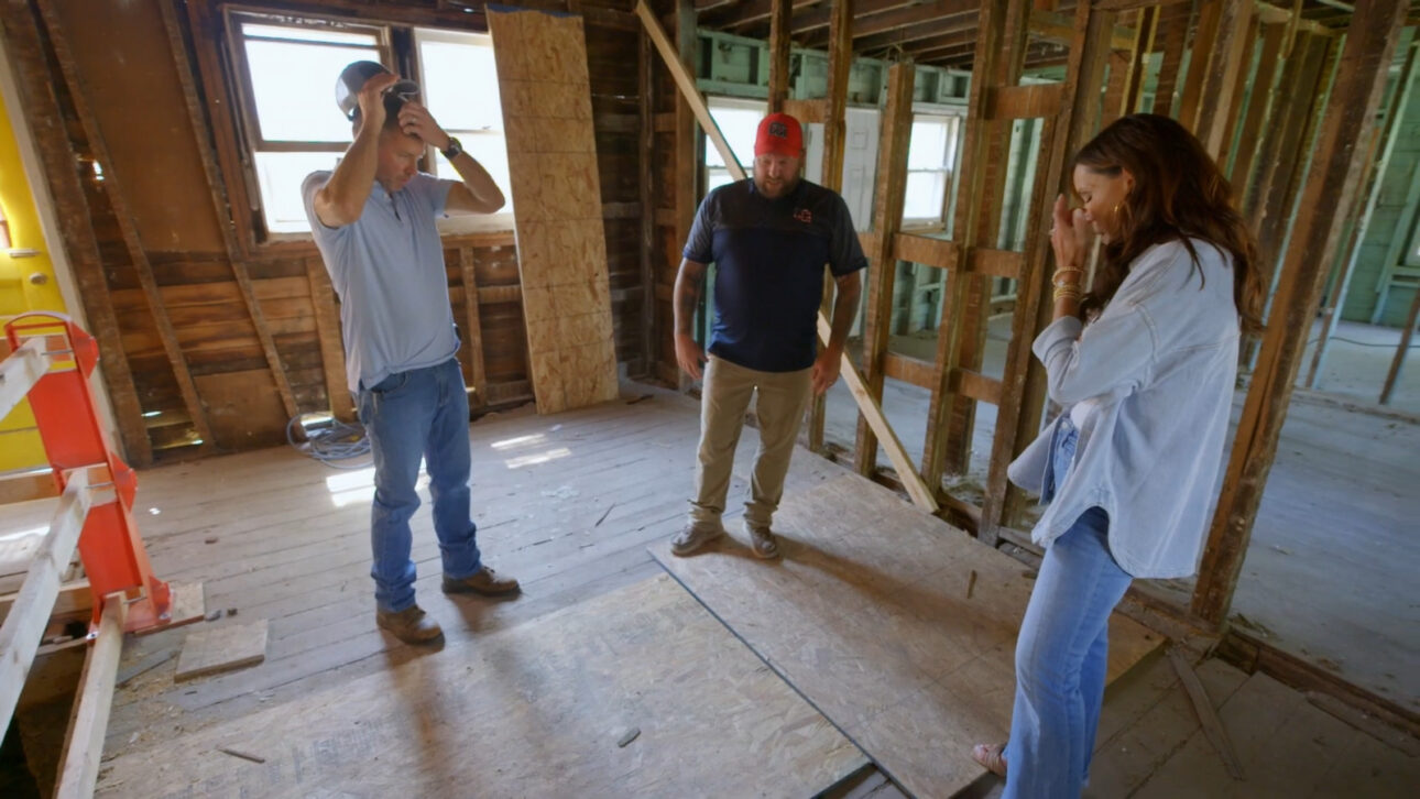Bilionária que construiu sua fortuna em Beloit passou décadas tentando reconstruir a cidade após fuga de moradores e indústrias e agora colocou a própria filha para recuperar casas degradadas