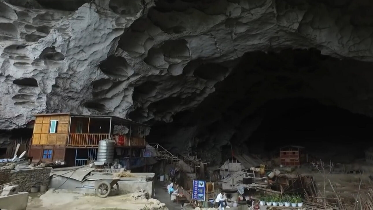 Na China, cerca de 100 pessoas vivem dentro de uma caverna gigante a quase 2 mil metros de altitude, com 230 metros de profundidade, 115 de largura e 48 de altura
