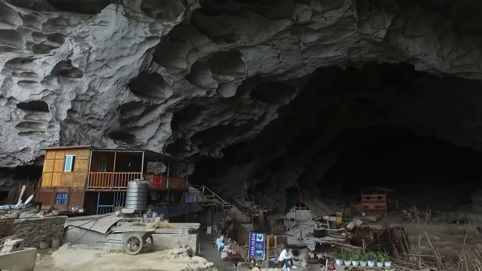 Na China, cerca de 100 pessoas vivem dentro de uma caverna gigante a quase 2 mil metros de altitude, com 230 metros de profundidade, 115 de largura e 48 de altura
