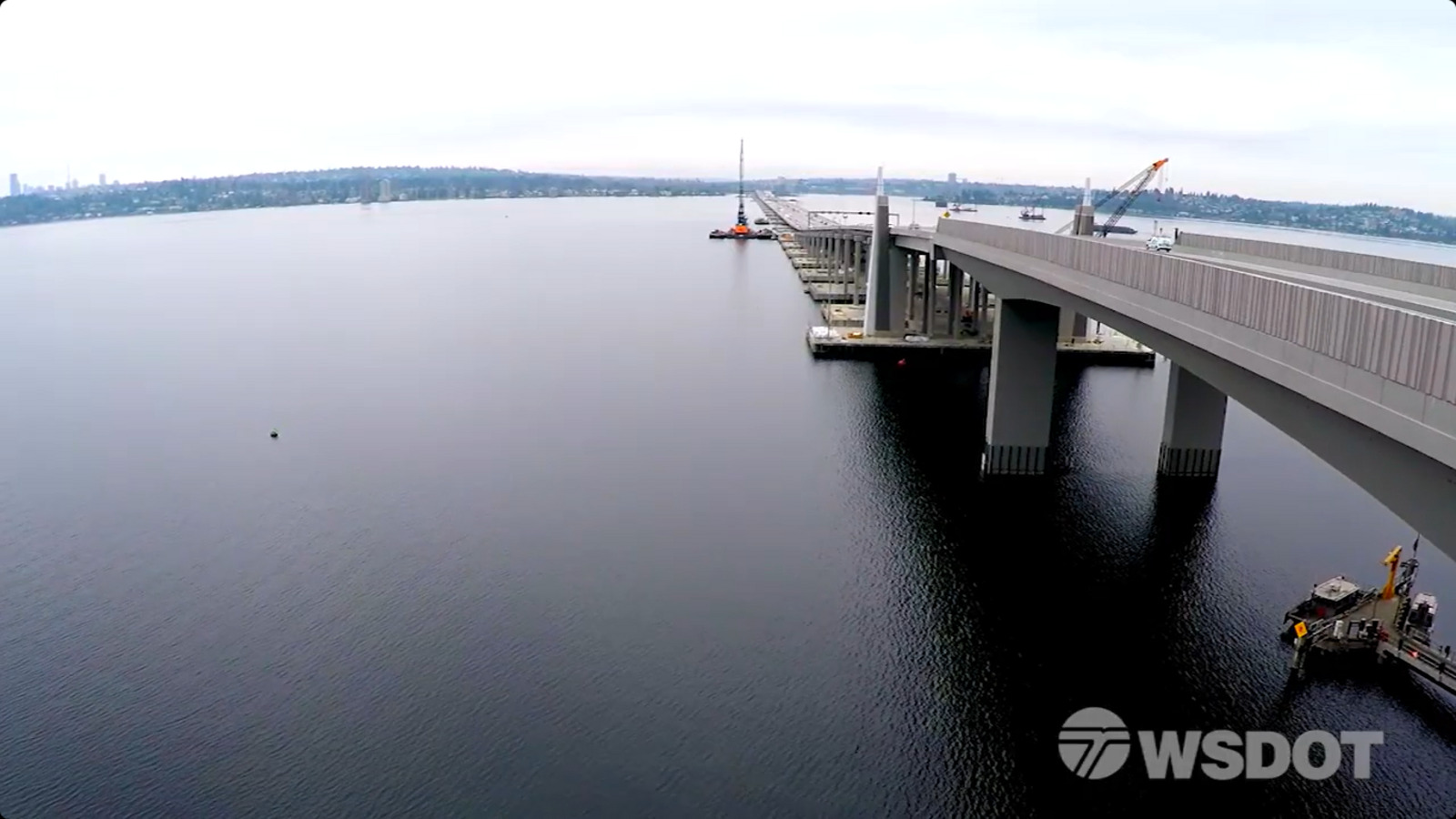 Engenheiros colocam 77 enormes caixas de concreto no lago e fazem ponte flutuar por 2,35 km sem pilares no fundo, usando empuxo e ancoragem submersa
