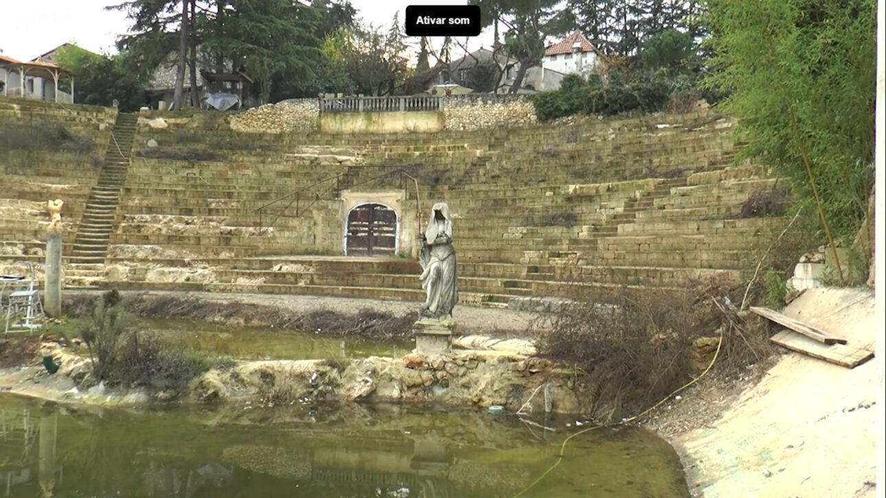 Homem transforma 5 mil m² em falsa “ruína romana” feita com isopor, cimento, gesso e pedra tratada e cobra até R$ 240 de turistas por visita na Itália