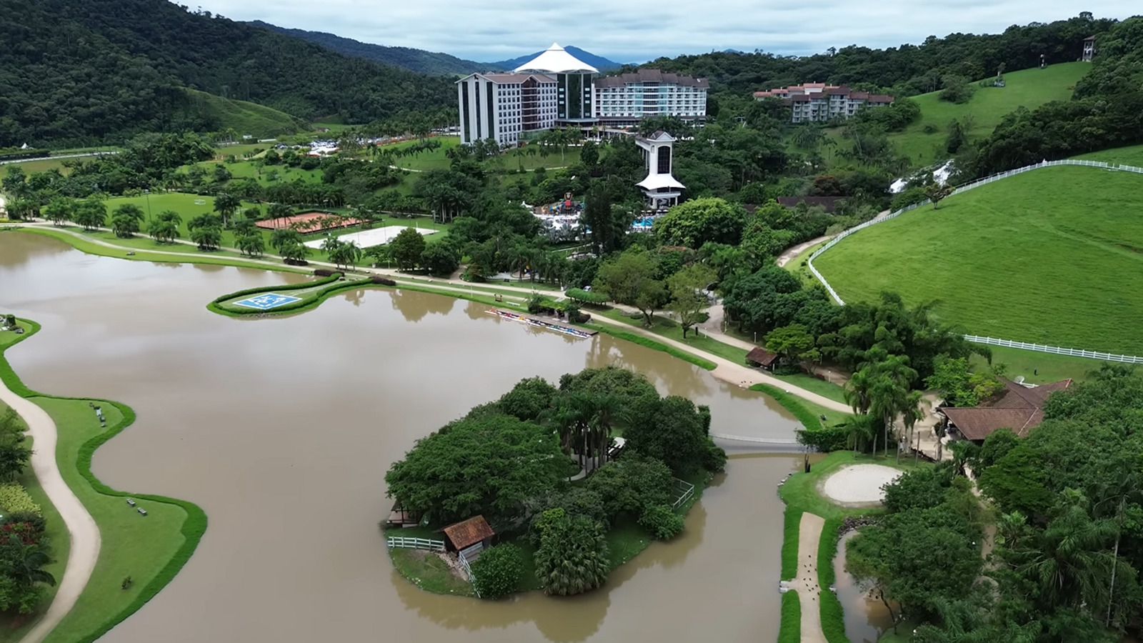 No Vale do Itajaí, fazenda de mais de 2 milhões de m² cercada pela natureza reúne piscina gigante de 3 mil m², cavalos, charretes, spa, bares e heliponto