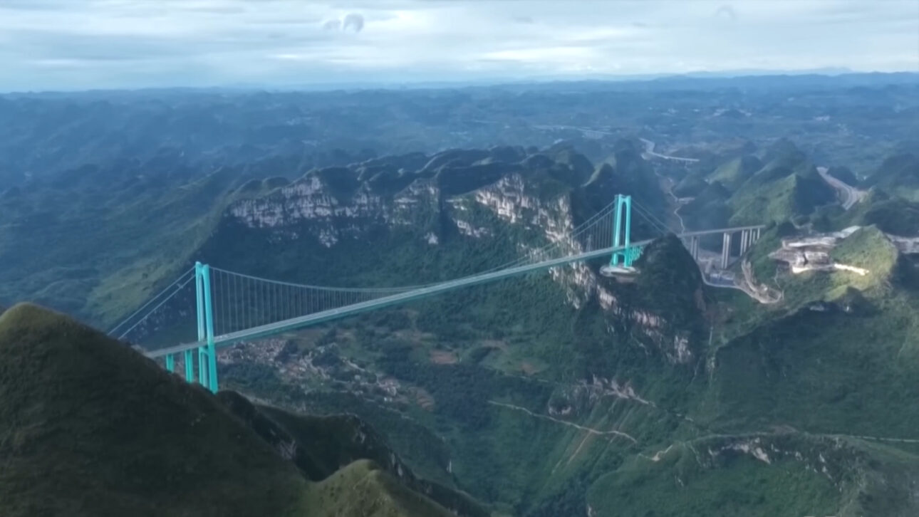 A China transformou uma ponte na maior cachoeira artificial do mundo ao aproveitar água subterrânea descoberta nas obras e criar uma queda de 625 metros sobre um cânion gigantesco