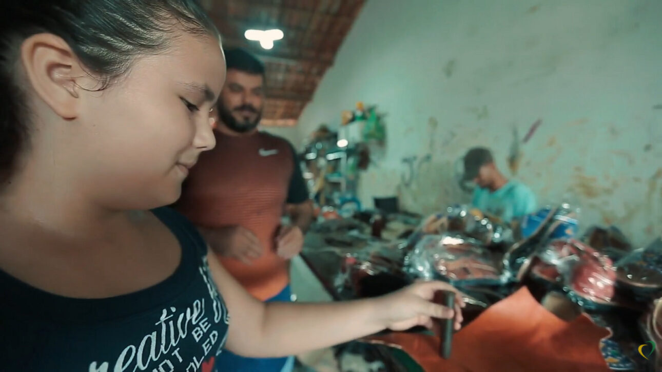 Maria Clara, de só 9 anos, vê retalhos de couro do pai que seriam queimados ou jogados fora, começa a fazer pulseiras, cria negócio próprio e ajuda renda da família a crescer cerca de R$ 2 mil mensais
