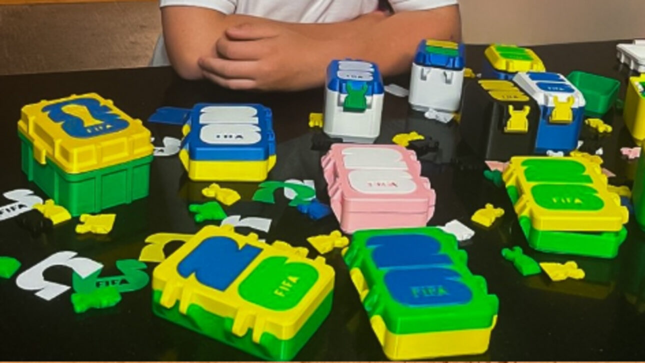 Na Copa do Mundo, impressão 3D virou renda extra para pequenos empreendedores e adolescente de 13 anos com caixinhas personalizadas.