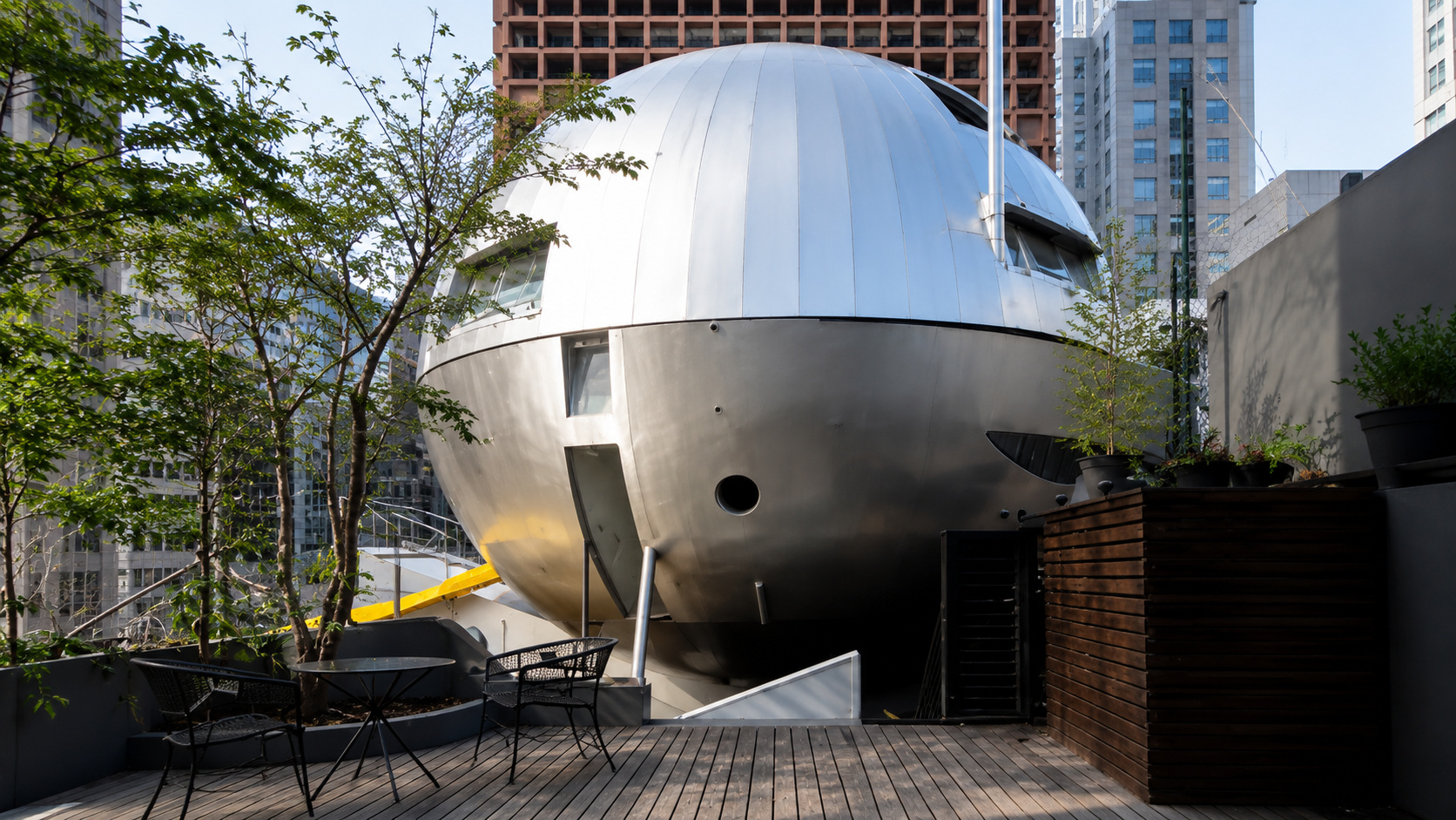 Casa Bola de Eduardo Longo uniu tubos de aço curvados e ferrocimento em uma esfera habitável