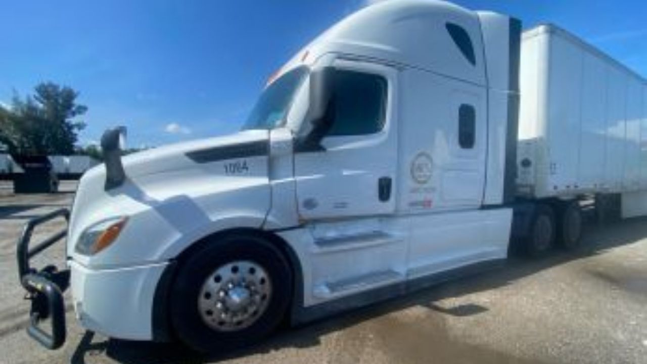 Caminhoneiro nos Estados Unidos atua no transporte rodoviário com caminhão Freightliner Cascadia em viagens de até dois meses.