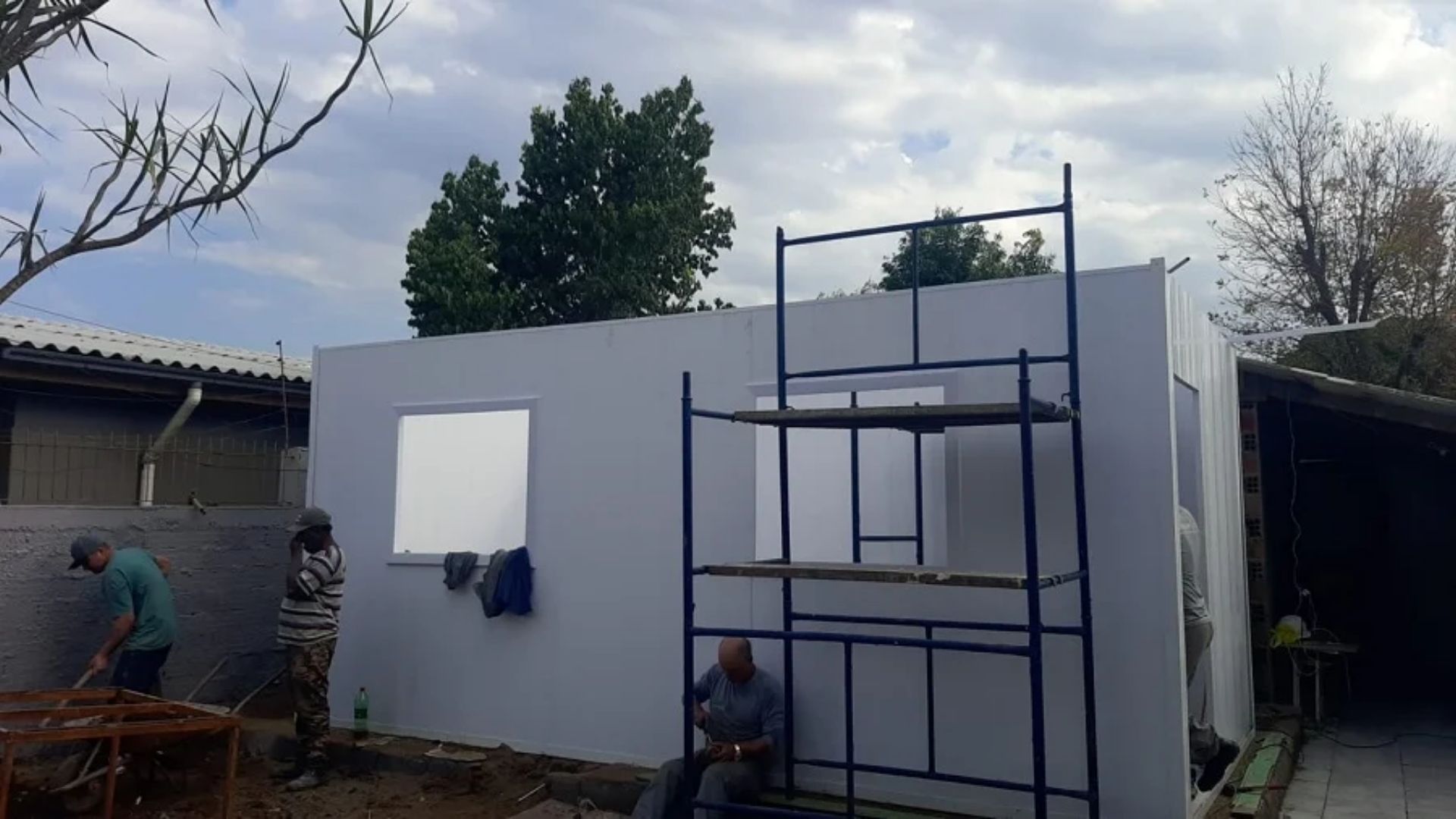 Família de Canoas que perdeu casa nas enchentes recebe unidade modular de 17 m² da FlexCubic, construída com módulos pré-fabricados e sistema que permite montagem em até sete dias.