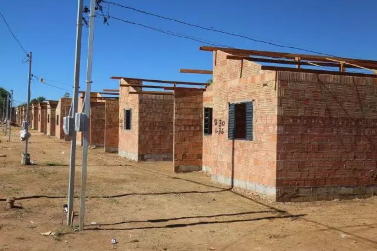Rosangela de Jesus saiu do lixão e de um barraco, fez curso de pedreiro azulejista e ajudou a construir a própria casa de 46,07 m² em Campo Grande.