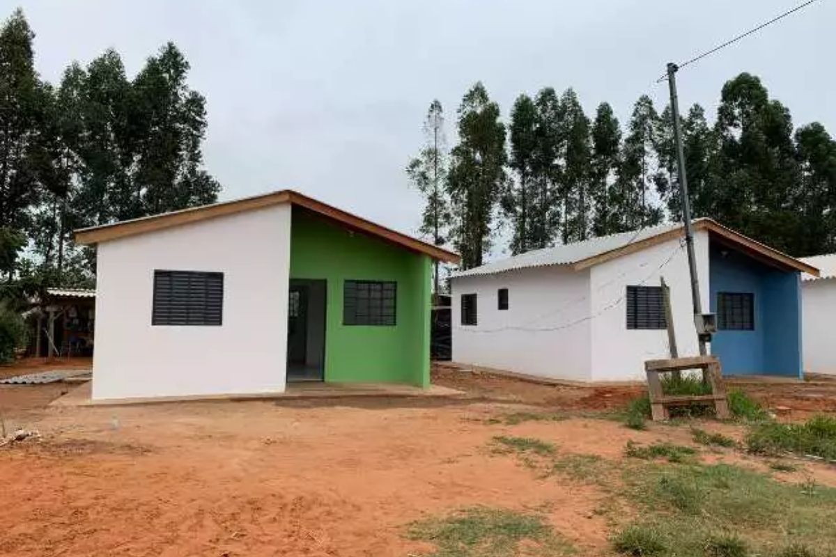 Rosangela de Jesus saiu do lixão e de um barraco, fez curso de pedreiro azulejista e ajudou a construir a própria casa de 46,07 m² em Campo Grande.