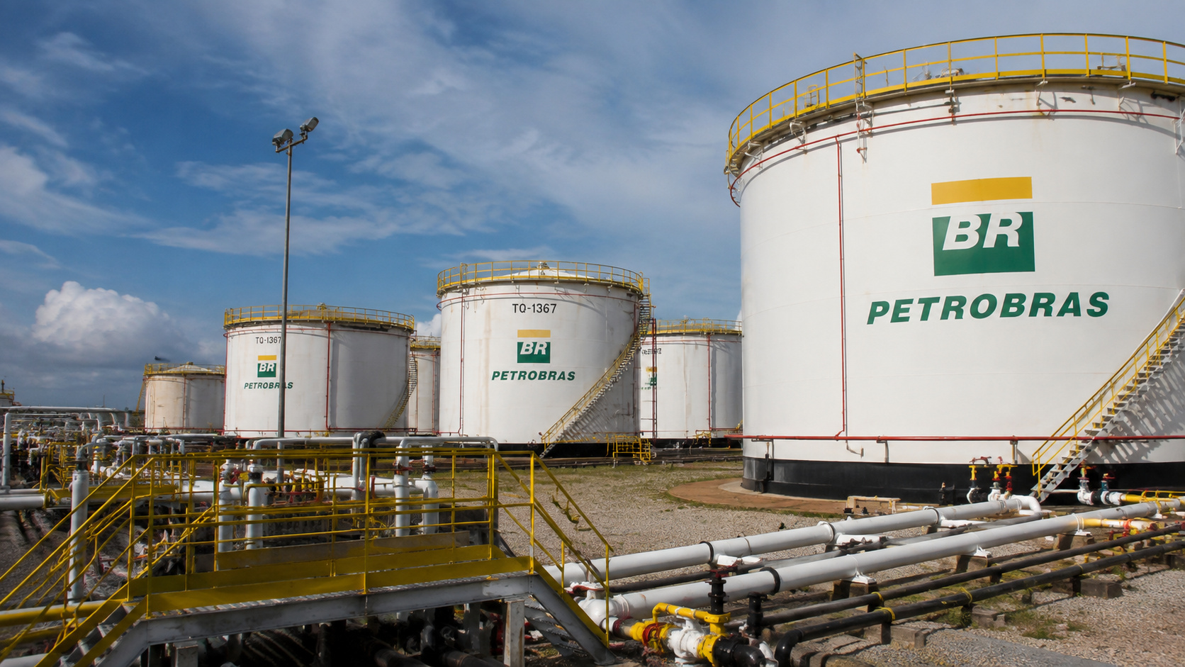 Instalação industrial da Petrobras com tanques de armazenamento, tubulações e estruturas operacionais ligadas ao setor de petróleo e gás natural.