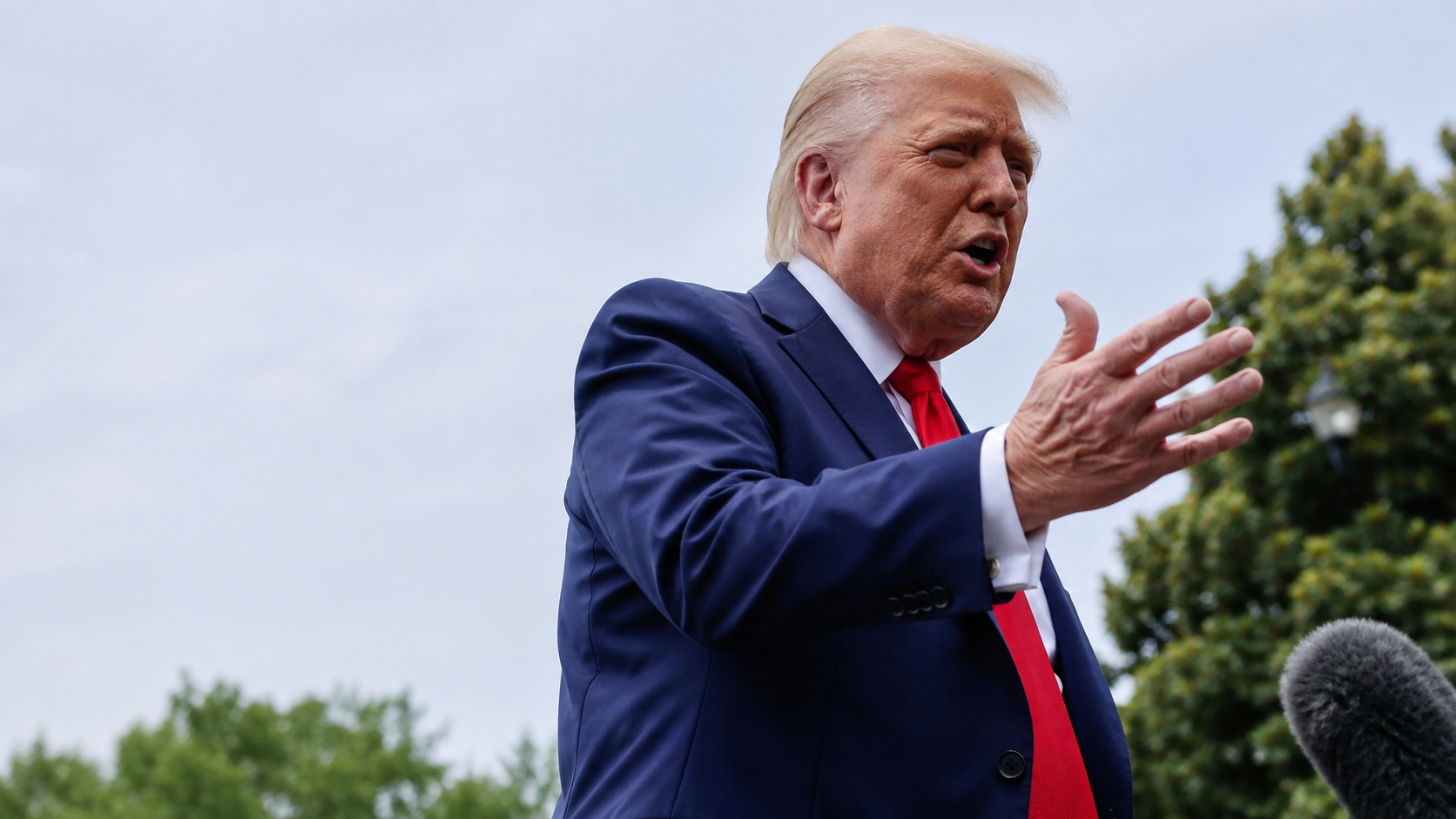 Donald Trump durante pronunciamento ao ar livre em meio à disputa judicial sobre tarifas impostas a 60 parceiros comerciais.