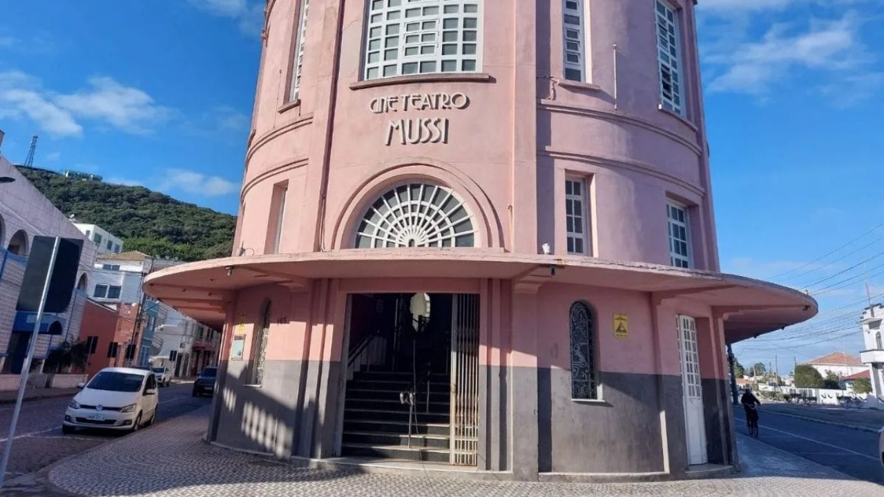 O cinema de Santa Catarina Cine Teatro Mussi, em Laguna, preserva art déco após restauração do Iphan e guarda objetos históricos.