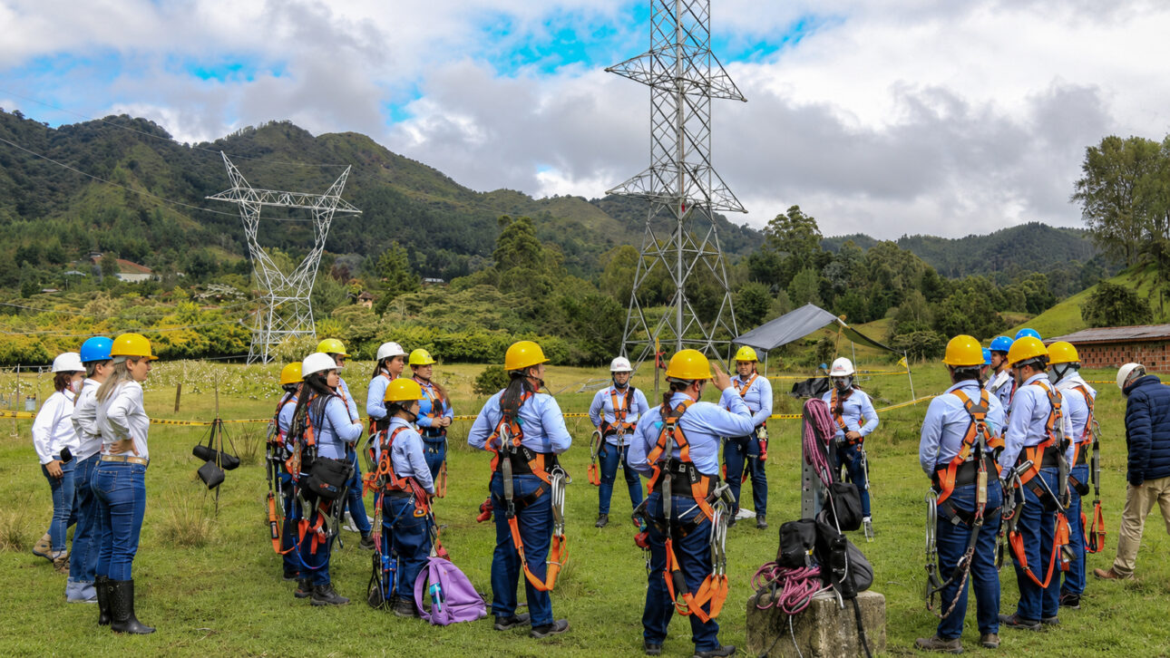 Cinto de segurança, mosquetões, cordas e ferramentas mantinham as alunas presas à estrutura enquanto elas enfrentavam a altura com até 13,5 kg de equipamentos junto ao corpo.