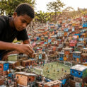 Cirlan e seu irmão Maycon, então com 8 anos, começaram a montar uma pequena favela no quintal da família.