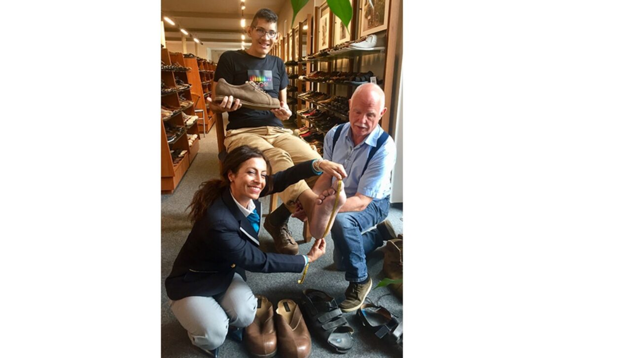 Com 40,55 cm, o maior pé do mundo entre pessoas vivas usou sandália de pneu velho na Venezuela e hoje calça sapatos feitos sob medida na Alemanha.