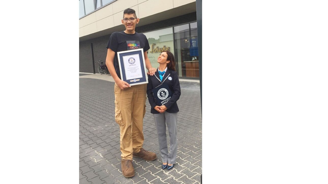 Com 40,55 cm, o maior pé do mundo entre pessoas vivas usou sandália de pneu velho na Venezuela e hoje calça sapatos feitos sob medida na Alemanha.