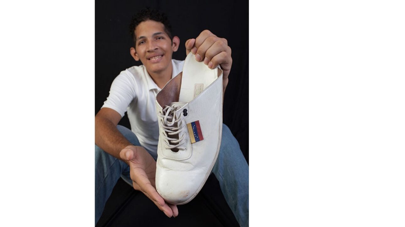 Com 40,55 cm, o maior pé do mundo entre pessoas vivas usou sandália de pneu velho na Venezuela e hoje calça sapatos feitos sob medida na Alemanha.