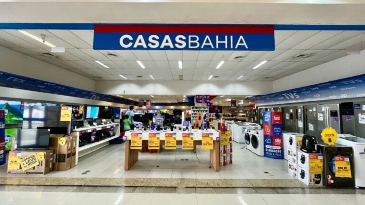 Casas Bahia fecha lojas em Santa Catarina e Blumenau enquanto prejuízo bilionário pressiona a rede e acelera cortes.