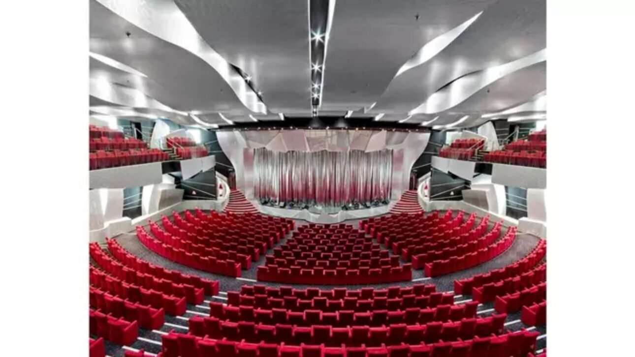 O teatro grandioso onde Roberto Carlos fará shows para os passageiros