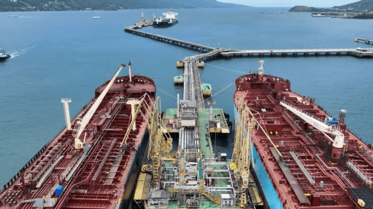 Tamoios leva transformador ao Porto de São Sebastião, fecha Serra Nova e Contorno Sul durante operação especial de 845 toneladas.